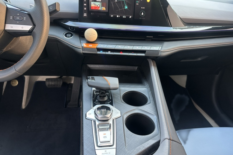 长安UNI-V 2022款 1.5T 尊贵型局部细节18