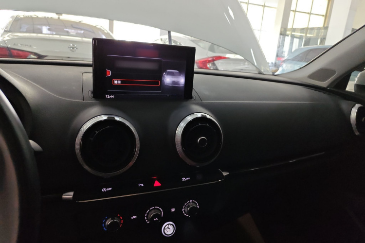 奥迪A3 2018款 30周年年型 Limousine 35 TFSI 时尚型中控内饰12