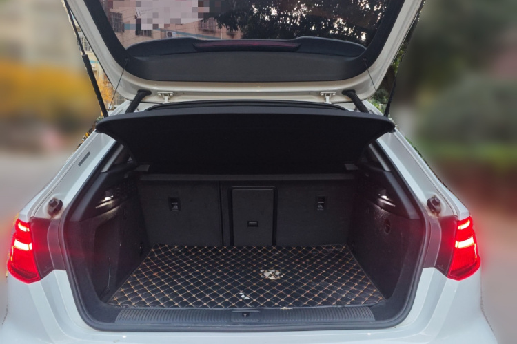 奥迪A3 2018款 30周年年型 Sportback 35 TFSI 运动型中控内饰23