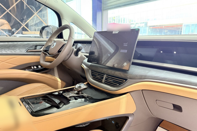 腾势D9 2022款 DM-i 1040 尊贵型中控内饰7010