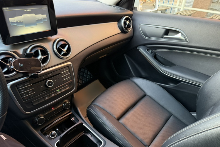 奔驰GLA 2016款 GLA 200 动感型中控内饰7008