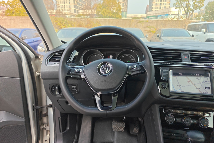 大众 途观L 2017款 330TSI 自动两驱豪华版中控内饰13