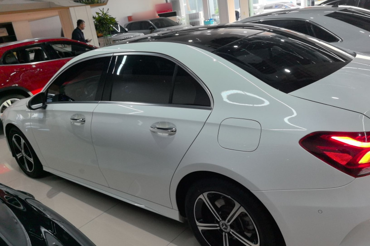 奔驰A级 2022款 改款二 A 200 L 运动轿车时尚型车身外观4