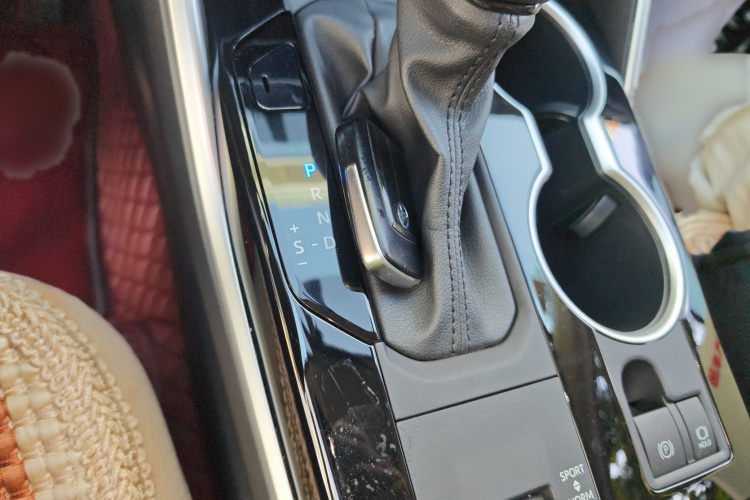 丰田 汉兰达 2023款 2.5L智能电混双擎四驱精英版 7座中控内饰7001