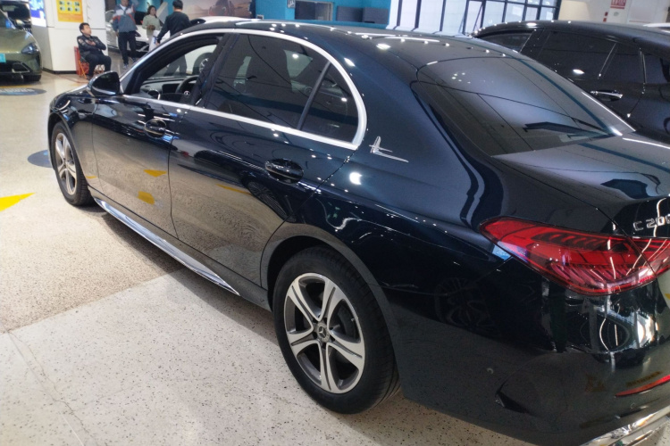 奔驰C级 2022款 改款 C 200 L 运动版车身外观4