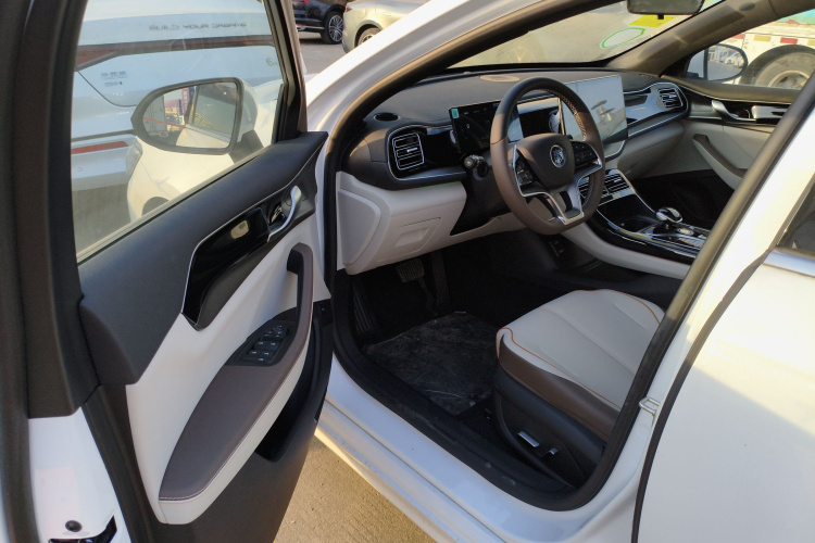 比亚迪 秦PLUS 2024款 荣耀版 DM-i 120KM卓越型中控内饰7003