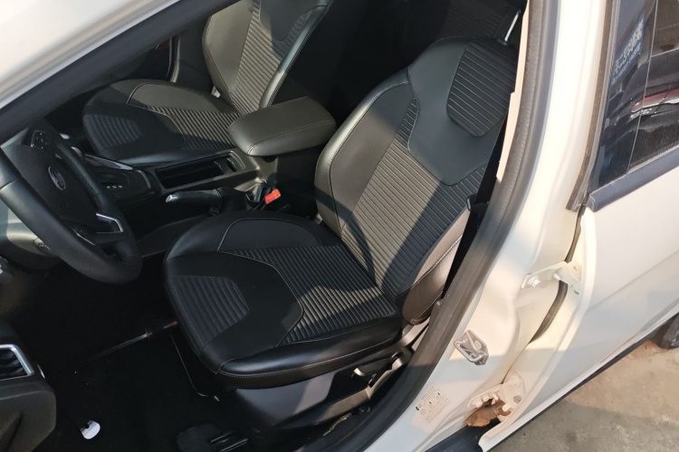 福特 福克斯 2018款 三厢经典 1.6L 自动风尚型智行版中控内饰19