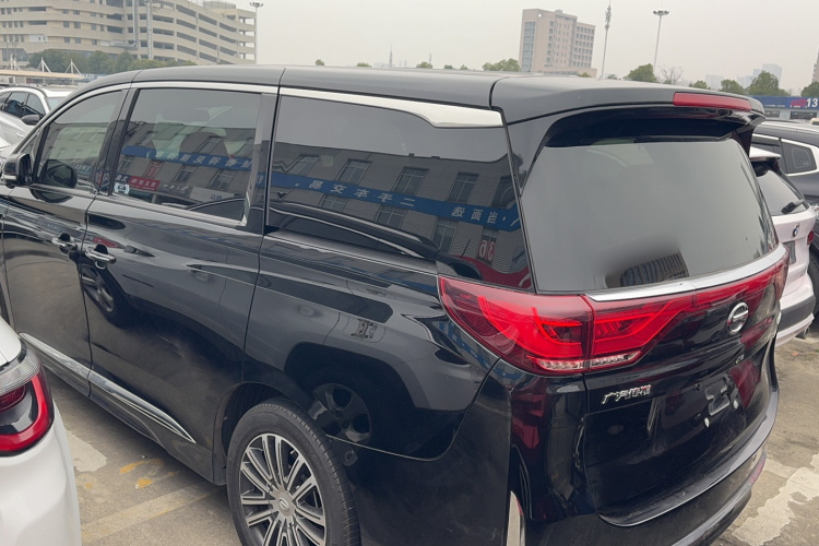 广汽传祺 传祺M8 2023款 领秀系列 390T 尊贵版车身外观6005