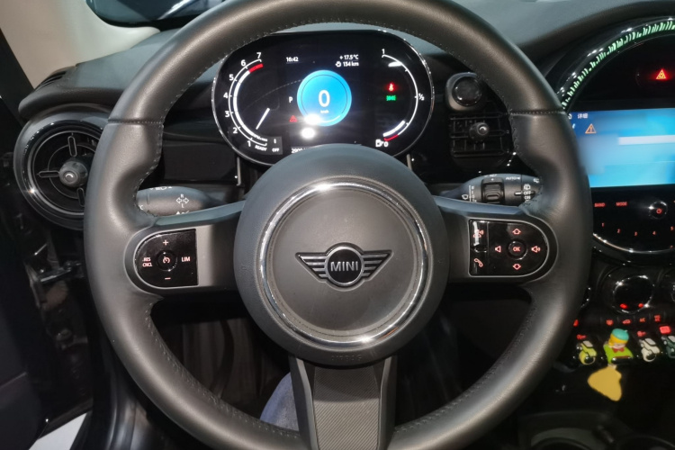 MINI 2023款 改款 1.5T COOPER 艺术家局部细节13