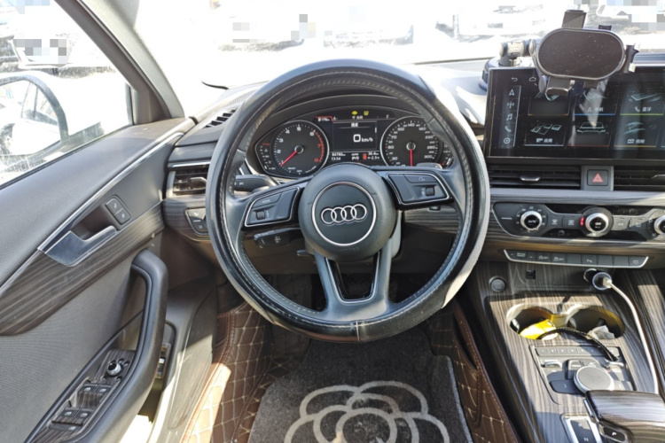 奥迪A4L 2018款 30周年年型 40 TFSI 进取型中控内饰13