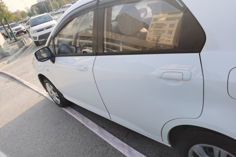 理念S1 2014款 1.3L 手动舒适版车身外观4