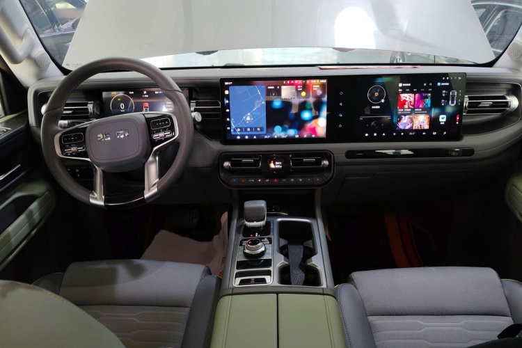 北京BJ40 2024款 2.0T 全新刀锋英雄版 攀登者中控内饰7002