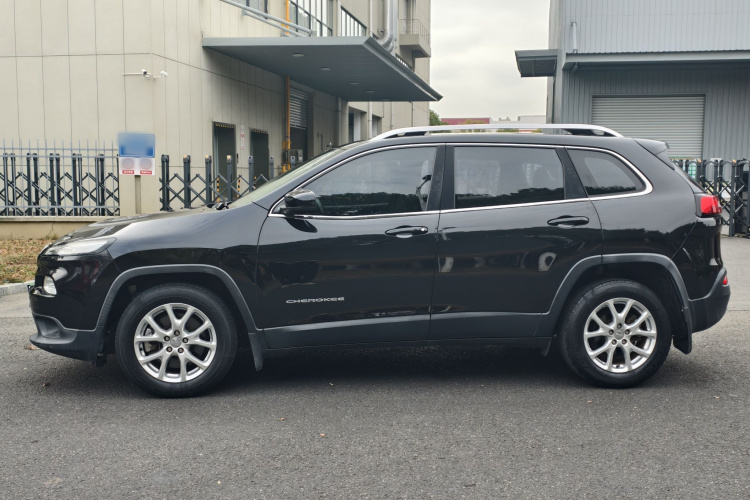 Jeep 自由光 2017款 2.0L 优越版车身外观6003