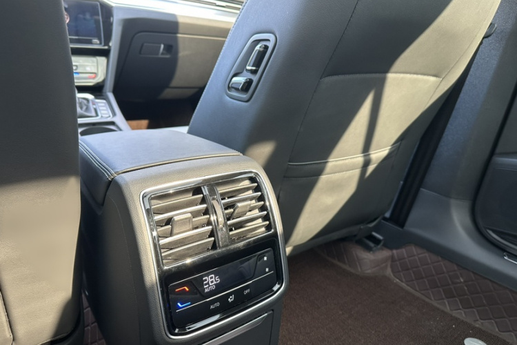 大众 迈腾 2023款 200万辆纪念版 330TSI DSG领先型中控内饰7005