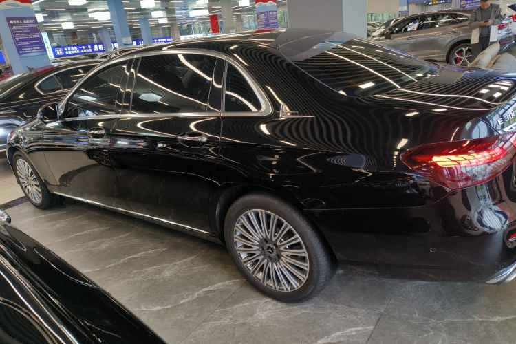 奔驰E级 2023款 改款 E 300 L 豪华型车身外观4