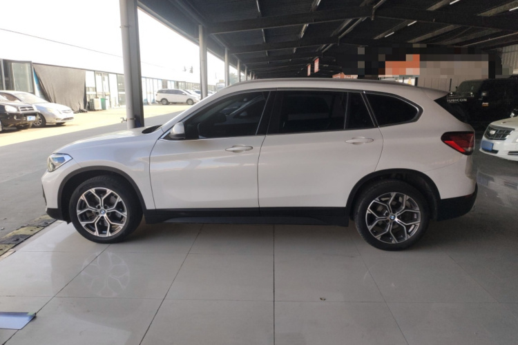 宝马X1 2022款 sDrive25Li 领先型车身外观4