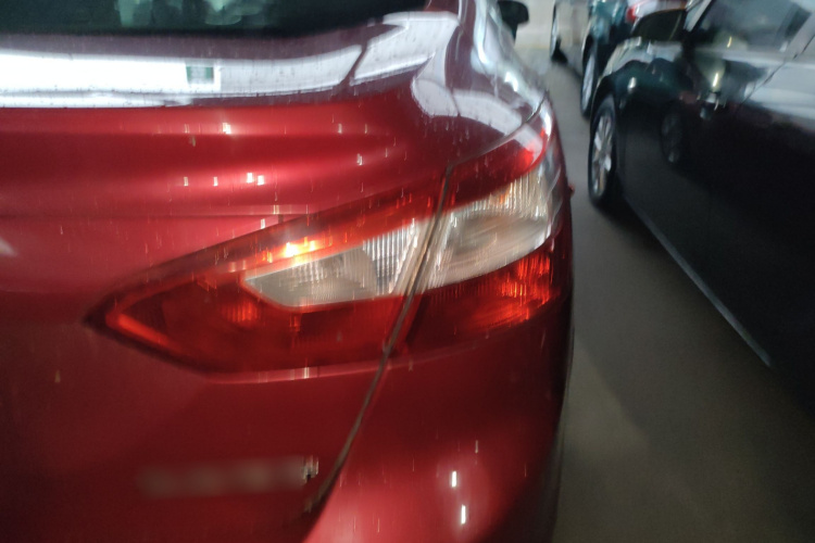 福特 福克斯 2012款 三厢 1.6L 自动舒适型车身外观9