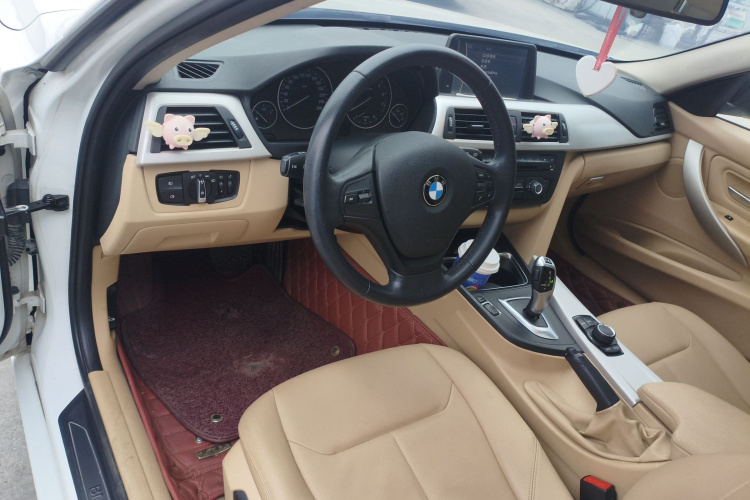 宝马3系 2014款 320i 进取型中控内饰12