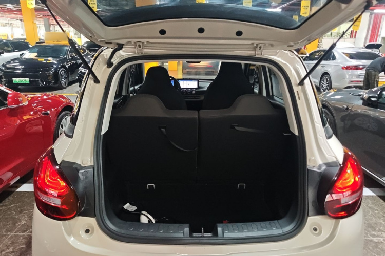 五菱汽车 五菱缤果 2023款 333km 快享款机舱底盘23