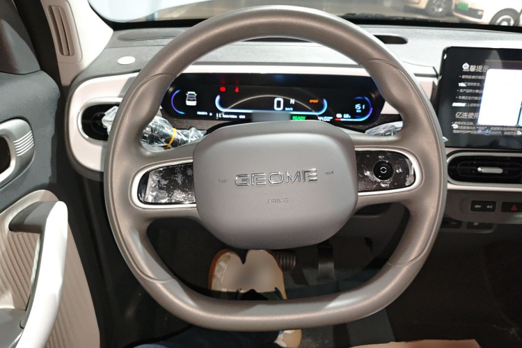 吉利银河 2025款 210km 熊猫卡丁中控内饰13