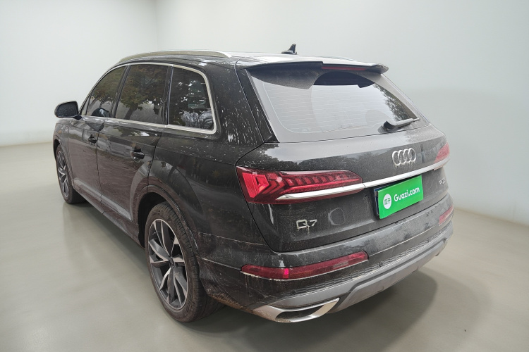 奥迪Q7 2023款 55 TFSI quattro S line运动型车身外观5