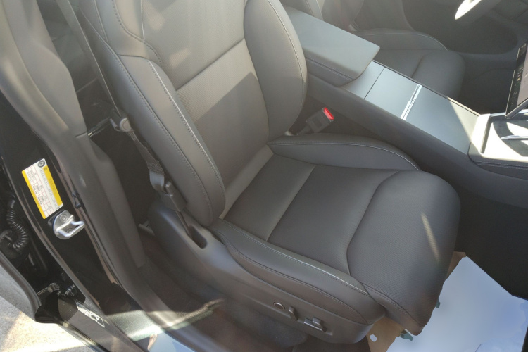 特斯拉 Model Y L 2025款 长续航全轮驱动版局部细节41