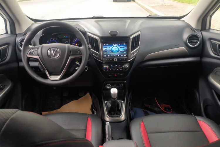 长安CS15 2016款 1.5L 手动时尚版中控内饰12