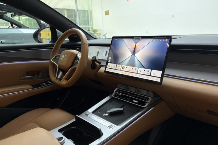 比亚迪 汉L 2025款 DM-p 四驱激光雷达旗舰型中控内饰7006