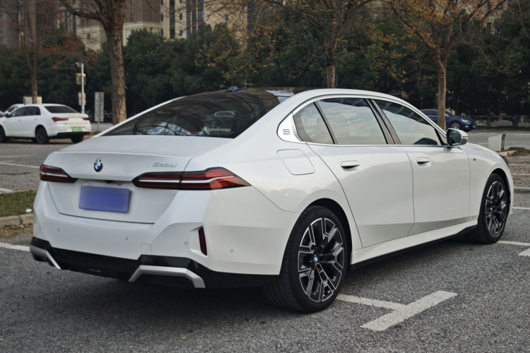 宝马5系 2024款 530Li 尊享型 M运动套装车身外观6006