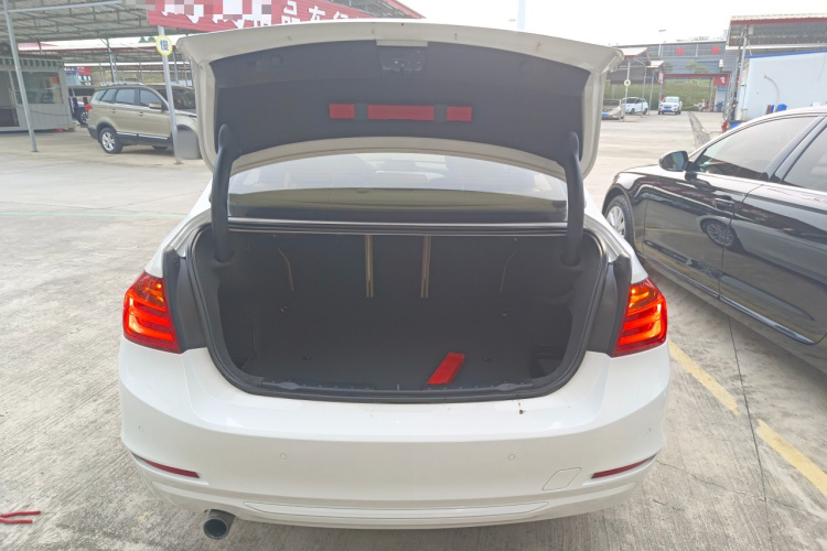 宝马3系 2013款 316i 进取型机舱底盘23