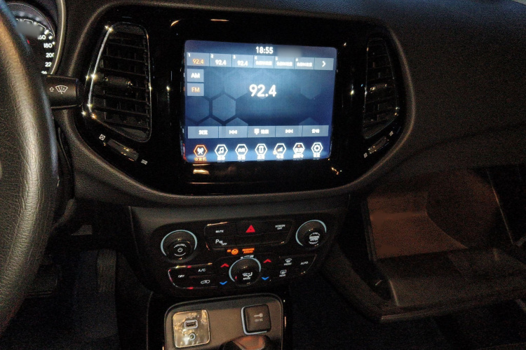 Jeep 指南者 2019款 220T 自动家享版局部细节16