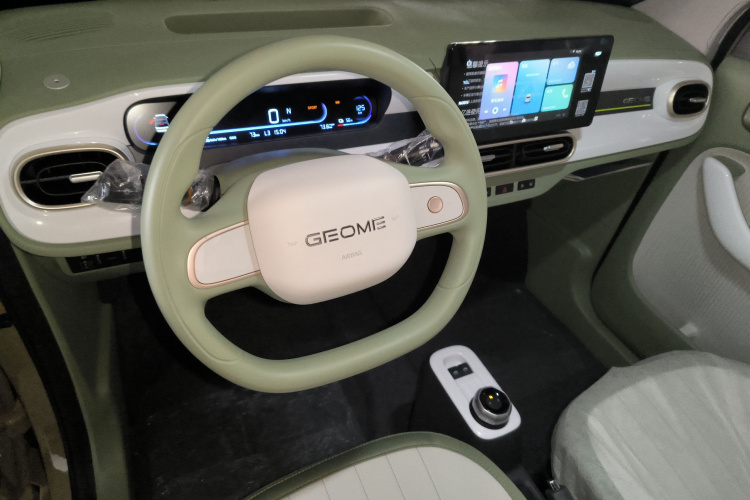 吉利银河 2025款 210km 熊猫骑士中控内饰7002