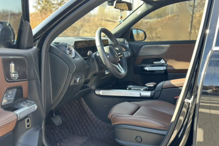 奔驰GLB 2023款 GLB 220 动感型车身外观6001