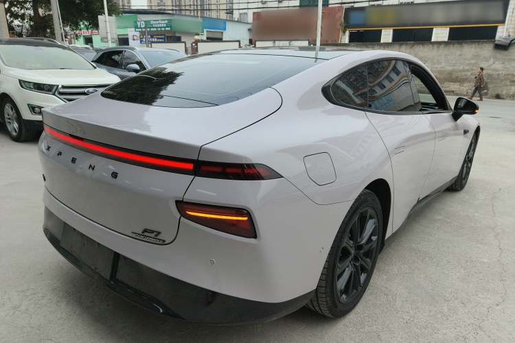 小鹏P7 2021款 670E鹏翼版车身外观7