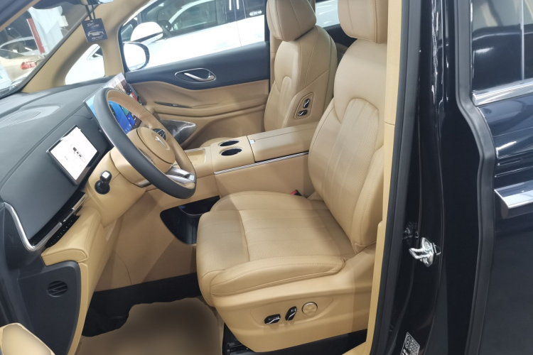 岚图汽车 岚图梦想家 2025款 PHEV 四驱尊贵鲲鹏版中控内饰19