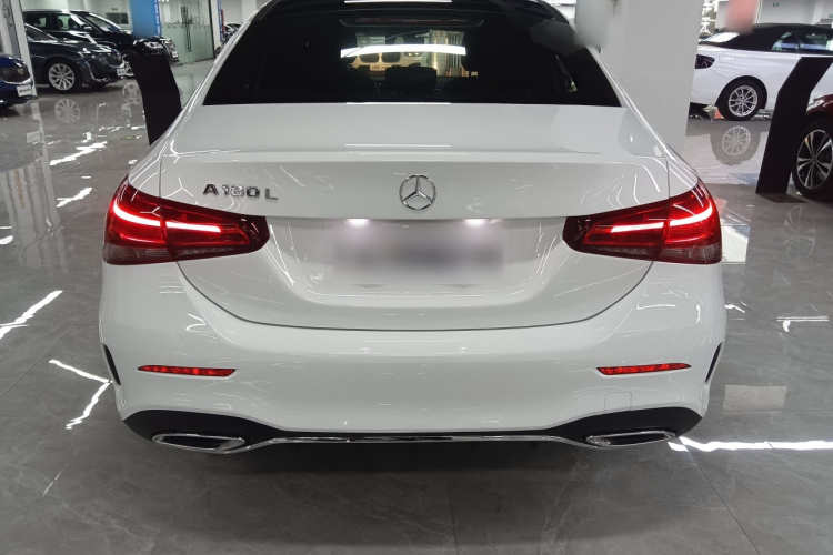 奔驰A级 2020款 改款二 A 180 L 运动轿车车身外观6
