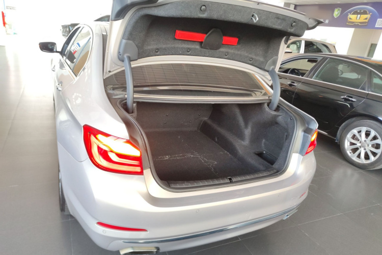 宝马5系 2018款 530Li 领先型 豪华套装机舱底盘23