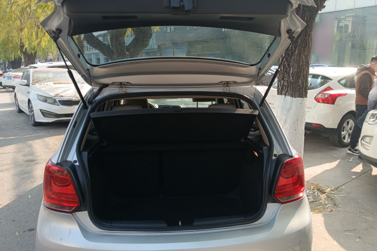 大众 Polo 2013款 1.4L 自动舒适版机舱底盘23