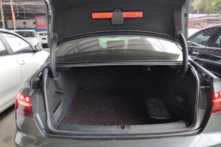 奥迪A4L 2020款 40 TFSI 豪华动感型机舱底盘23