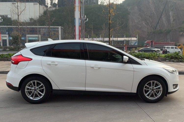 福特 福克斯 2018款 两厢经典 1.6L 自动风尚型智行版车身外观6008