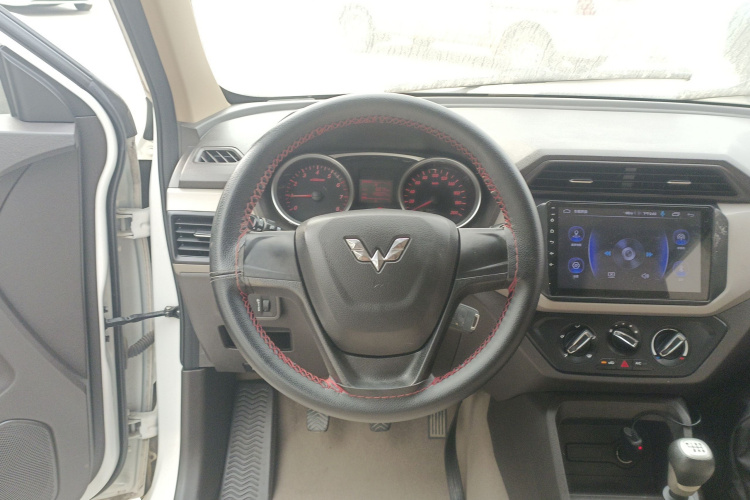 五菱汽车 五菱宏光 2019款 1.5L S标准型国VI LAR中控内饰13