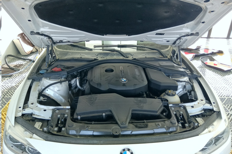 宝马3系 2018款 318i机舱底盘24