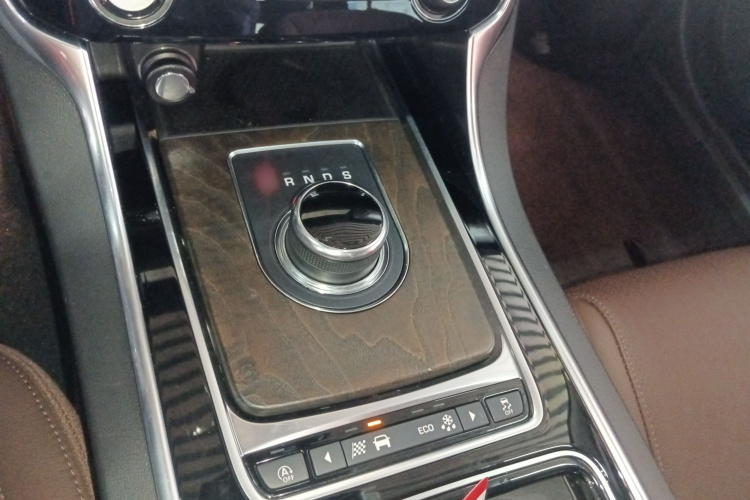 捷豹XFL 2019款 XFL 2.0T 250PS 四驱尊享版局部细节18