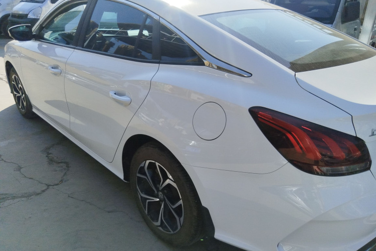 名爵 MG5 2022款 180DVVT CVT青春豪华版车身外观4