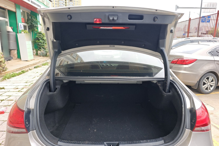 奔驰A级 2019款 A 180 L 运动轿车机舱底盘23