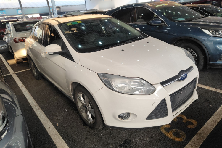 福特 福克斯 2012款 三厢 1.6L 自动风尚型车身外观3