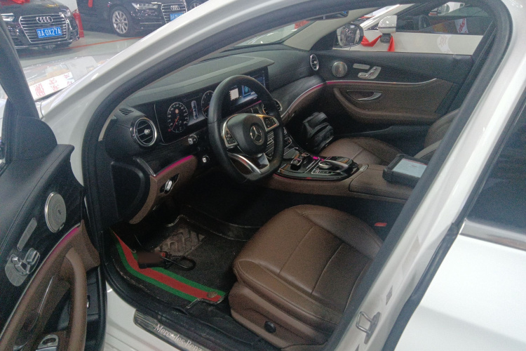 奔驰E级 2016款 E 300 L 运动豪华型中控内饰19