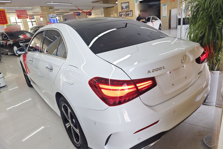 奔驰A级 2023款 A 200 L 时尚型车身外观7
