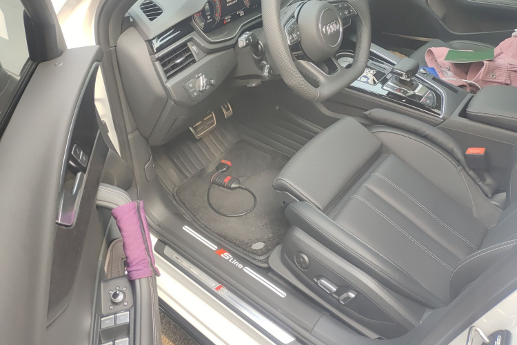 奥迪A4L 2024款 40 TFSI 豪华动感型(星夜版)中控内饰20