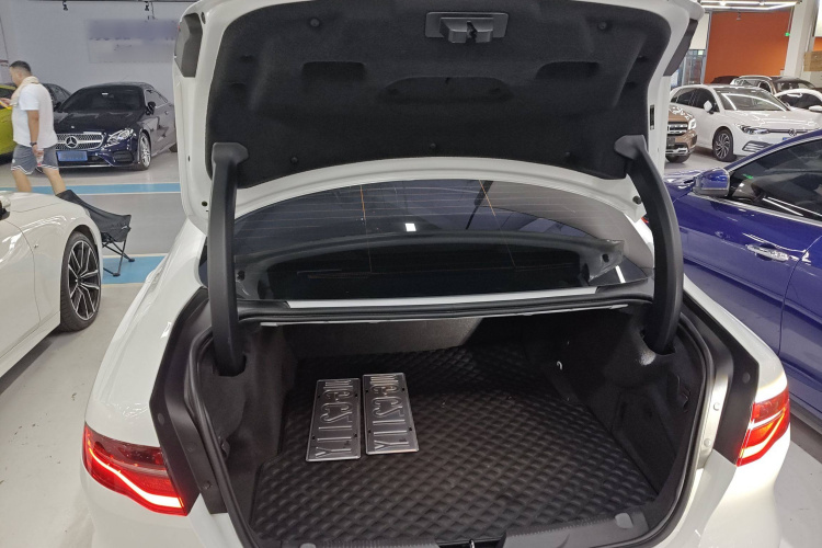 捷豹XEL 2023款 2.0T 250PS R-DYNAMIC S进取运动版局部细节23